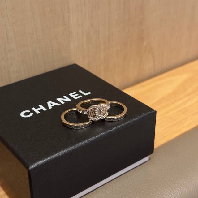 Chanel three-in-one ring is really good. This ring is very beautiful in person,