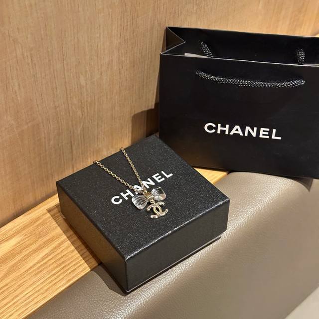 Chanel 25 Spring and Summer new transparent acrylic bow necklace, the transparen