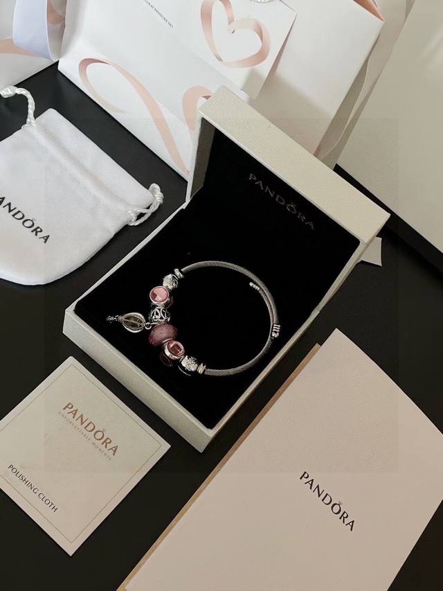 Pandora pink hot air balloon bracelet comes with a full set of packaging I just