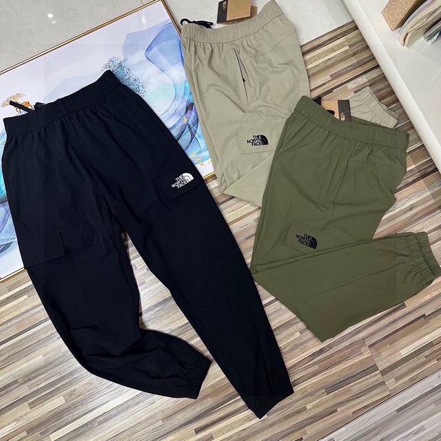 New workwear with large pockets on both sides and 10,000-needle embroidery. The