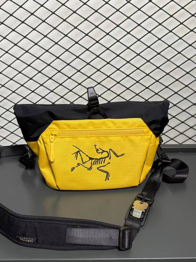 Arc'Teryx's new bag this year Ichalkbucket25 sports casual printed nylon clutch