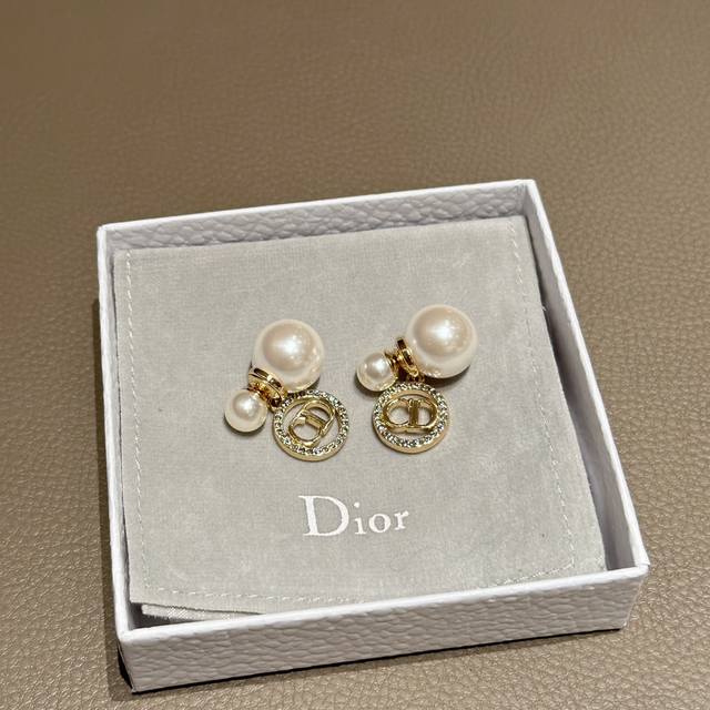 Dior's new CD earrings are popular this year. The soft-toned pearls are combined
