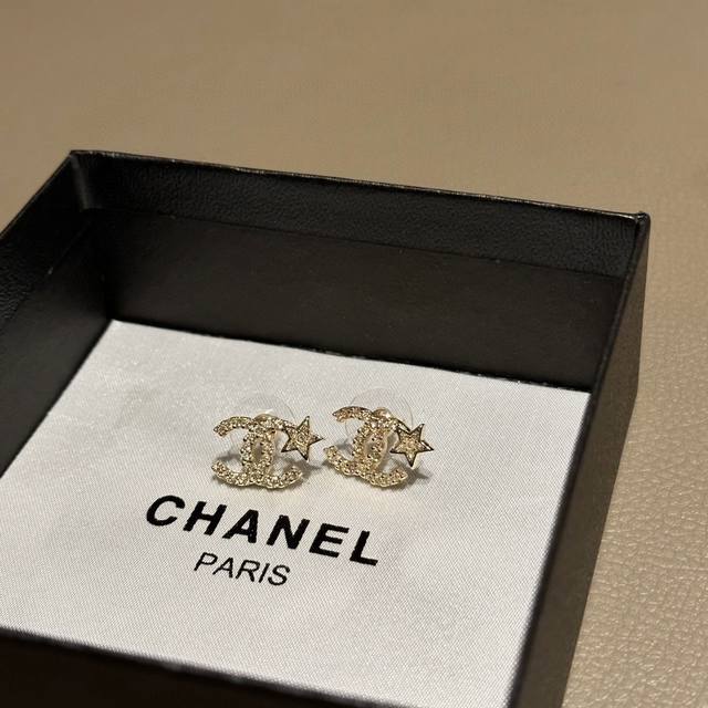 Chanel 's most beautiful star earrings are very suitable for daily wear. This st