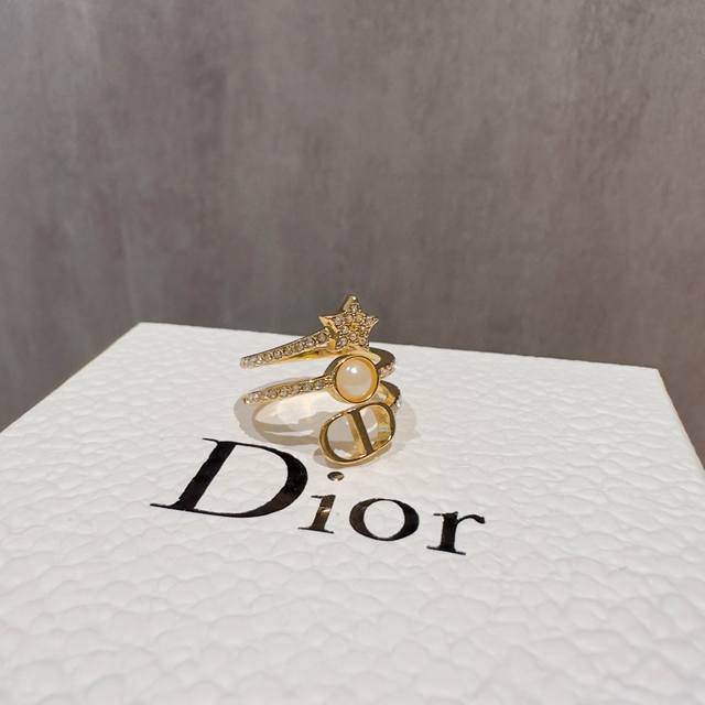 Dior star pearl with diamond three-ring ring, it makes your hands look thinner!