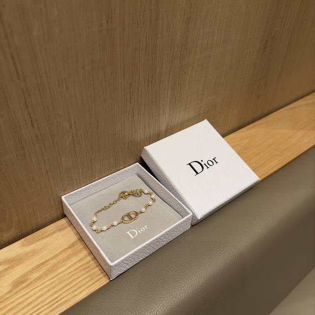 Dior's new CD bracelet is a must-have for fairies. It is really beautiful and ma