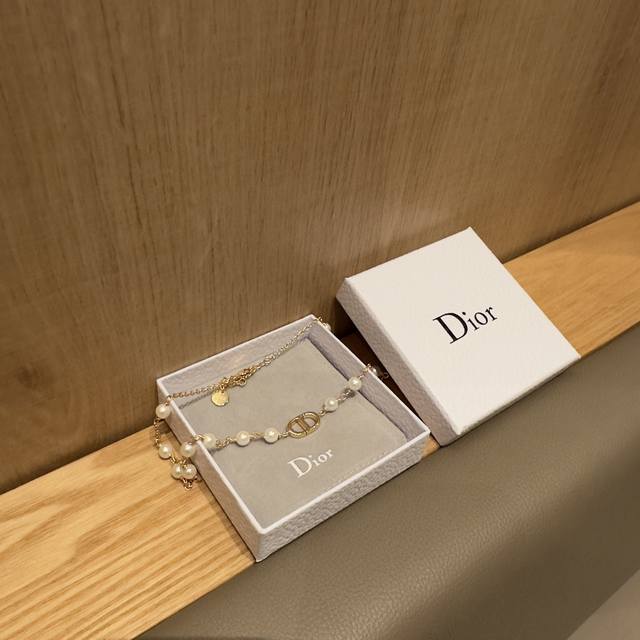 Dior Cd pearl necklace, elegant and hit your heart. Simple and durable style, al
