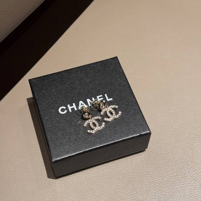 Chanel's new earrings, the heart shape of the top diamond is very cute, sweet bu