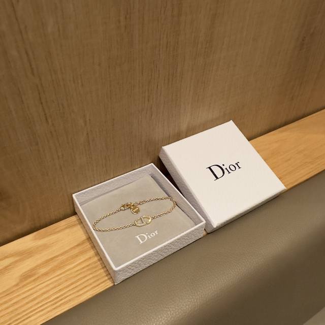 Dior's new Petit Cd bracelet This Petit Cd bracelet exudes an elegant and classi