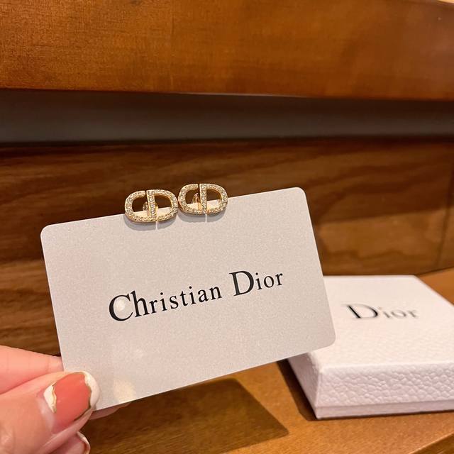 Dior Cd diamond stud earrings The new model still continues Dior's exquisite and