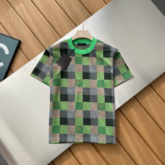 The design of this Lv old flower watercolor T-shirt is inspired by the retro sty