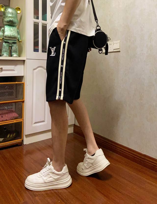 Lv Louis Vuitton letter ribbon couple shorts! Loose fit! Made of 320g double-sid
