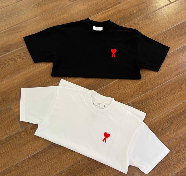 Wear the relaxed feeling of the Left Bank of Paris. Ami's classic round neck T-s