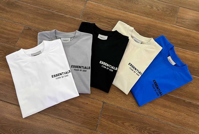 The cornerstone of your wardrobe, the comfortable and versatile Essential short-