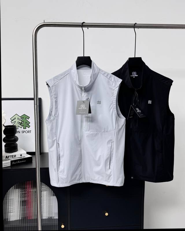The same Kolon Sport vest as in the closet, water-repellent, windproof and sun-p