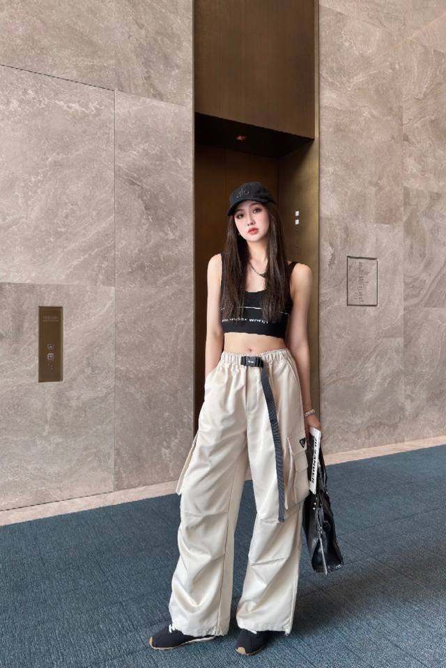 New arrival Prada* Prada snap belt work trousers The snap belt at the waist adju