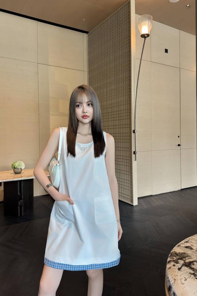 New arrival Miumiu 25Ss new vest dress The bottom is decorated with plaid fabric