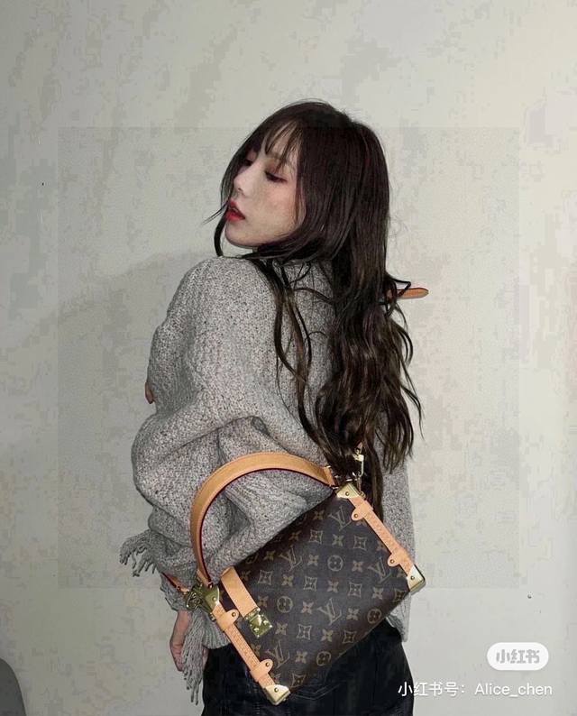 Lv Side Trunk soft box When Gu Ailin was walking on the runway, the soft box in