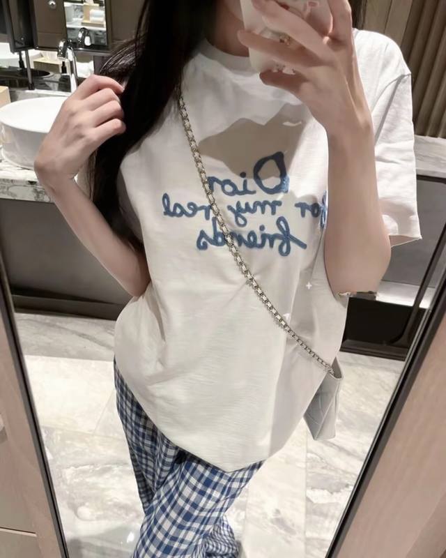The milky white color is so soft and sticky ~ It looks good on everyone!!