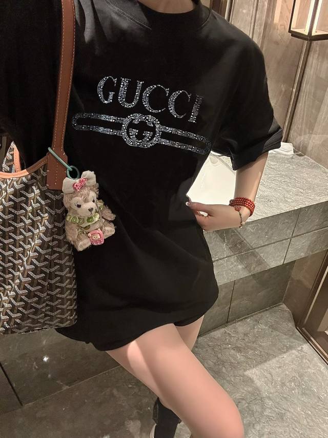 I can never say no to a sparkly T-shirt!! Blingbling is so classy and beautiful~