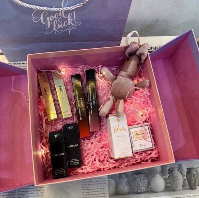 Double-opening purple gift box is the first choice for Valentine's Day gifts. Lo