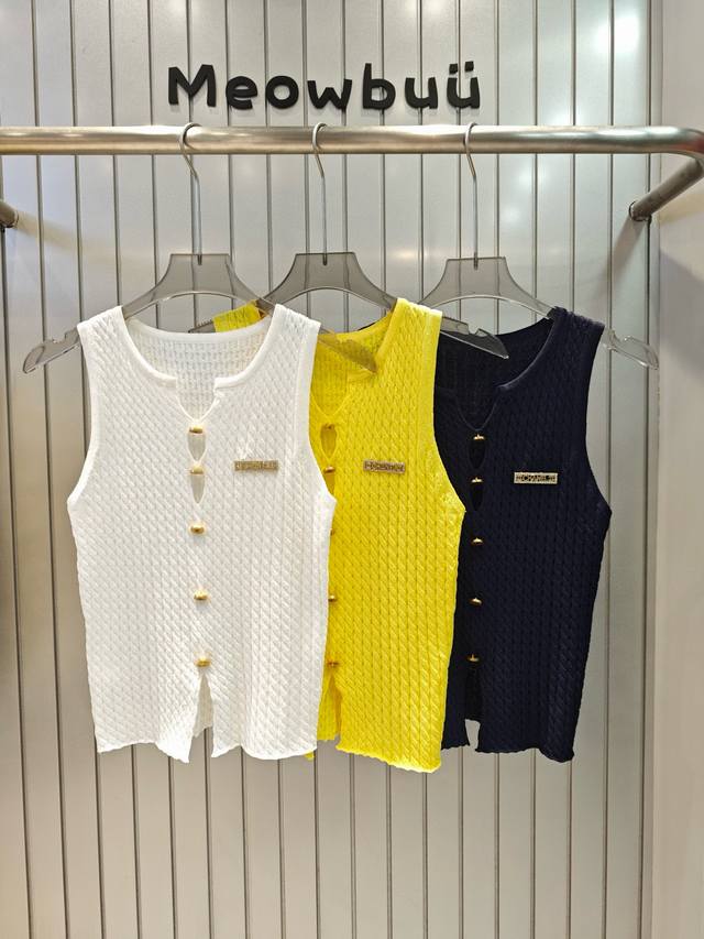 Chanel Chanel Xiaoxiang custom double C gold button twisted knitted vest Style n