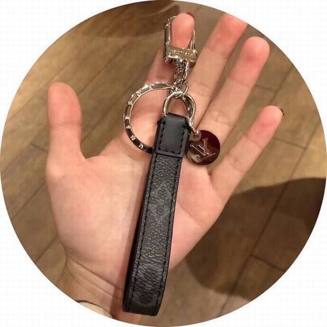 Lv Louis Vuitton four-color keychain 1:1 replica purchased from an Italian count