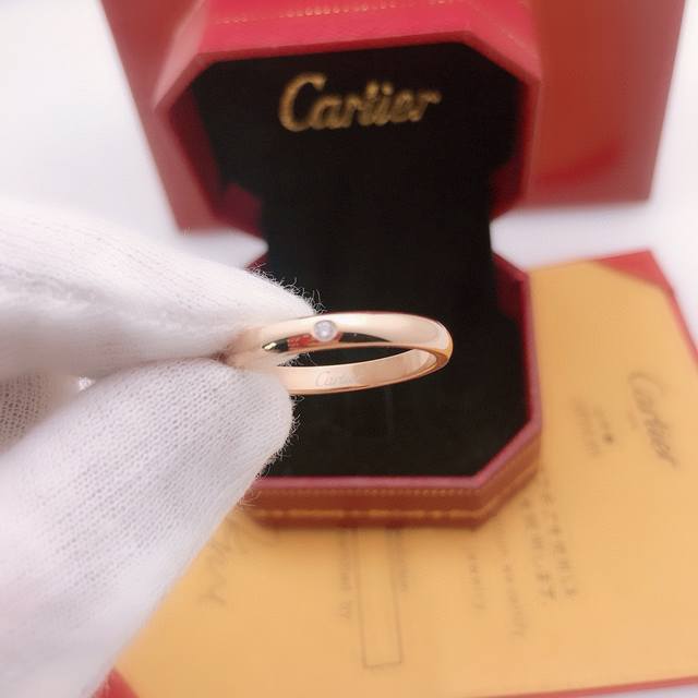 Cartier single diamond ring, a great gift for Chinese Valentine's Day . It makes