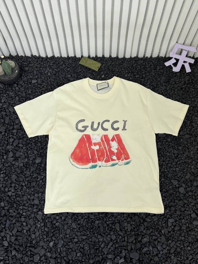 Gucci solid color cartoon watermelon and kitten pattern logo print round neck lo