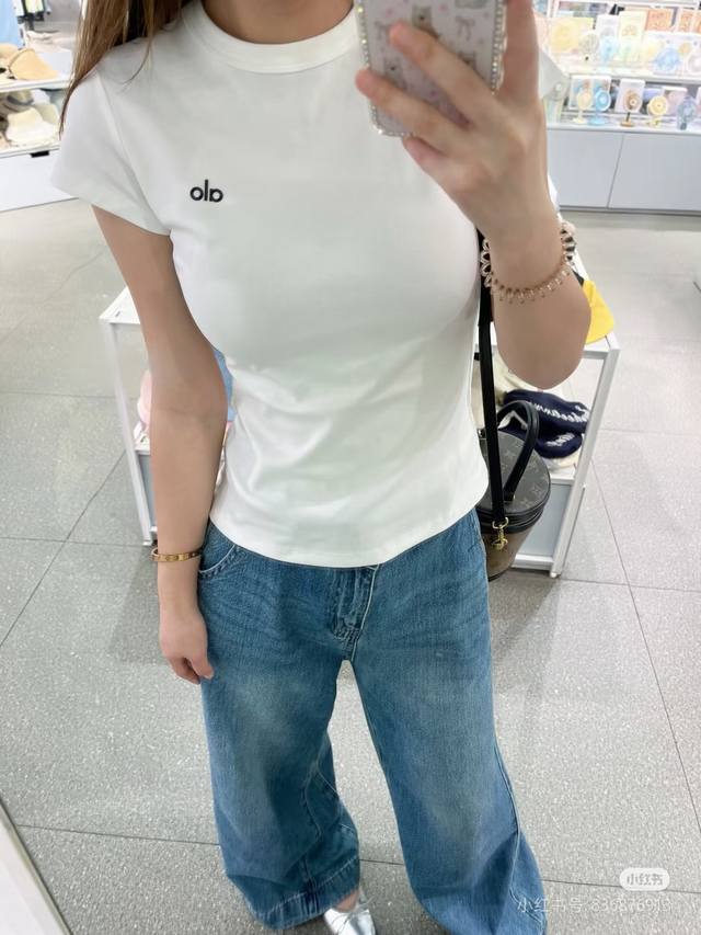 Popular welfare item for Alo's slimming embroidered straight shoulder T-shirt It