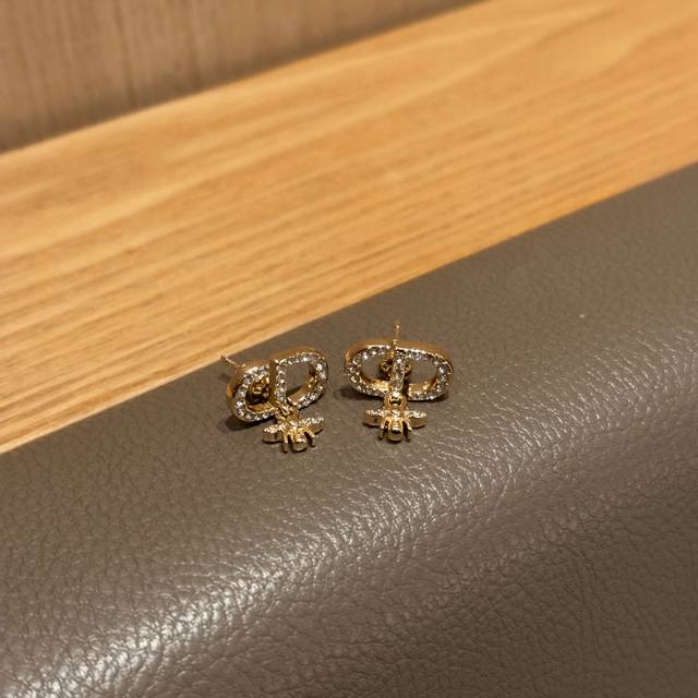 Dior Dior 25 spring and summer small bee earrings are here, cute and smart~ Bee