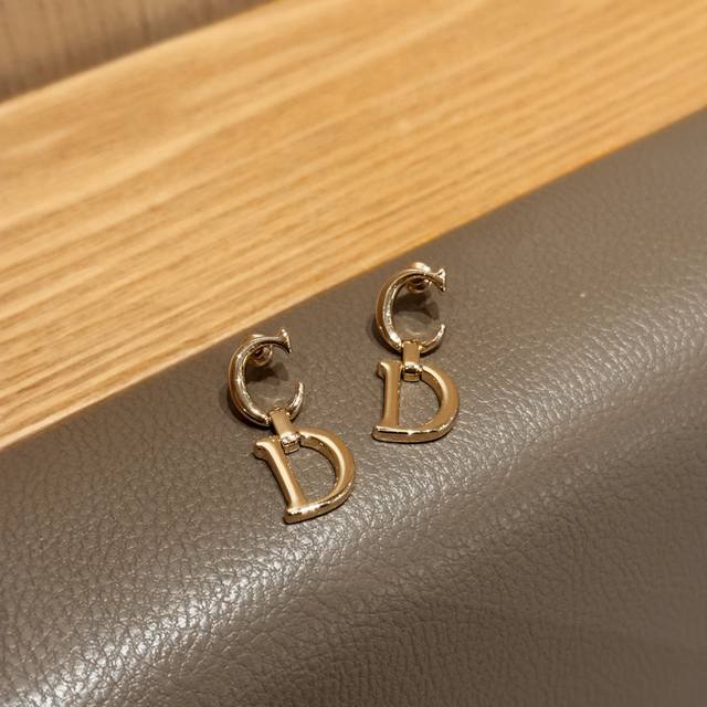 Dior's new earrings, a new interpretation of Dior's classic style, highlighting