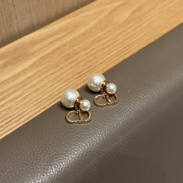 Dior Dior women's earrings gold metal letter Cd pendant white pearl earrings 202
