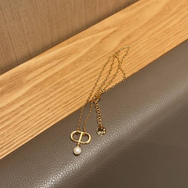 Dior necklace hot-selling model, Dior Cd pearl pendant necklace, smart and exqui
