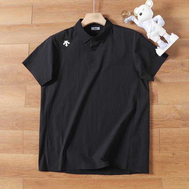 Descente Polo's ultra-light and ultra-thin stretch fabric is made of unique craf