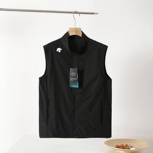 for The Descente knitted sports vest is made of textured knitted fabric, which i