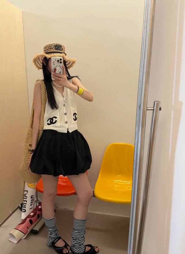 Holiday outfit expert