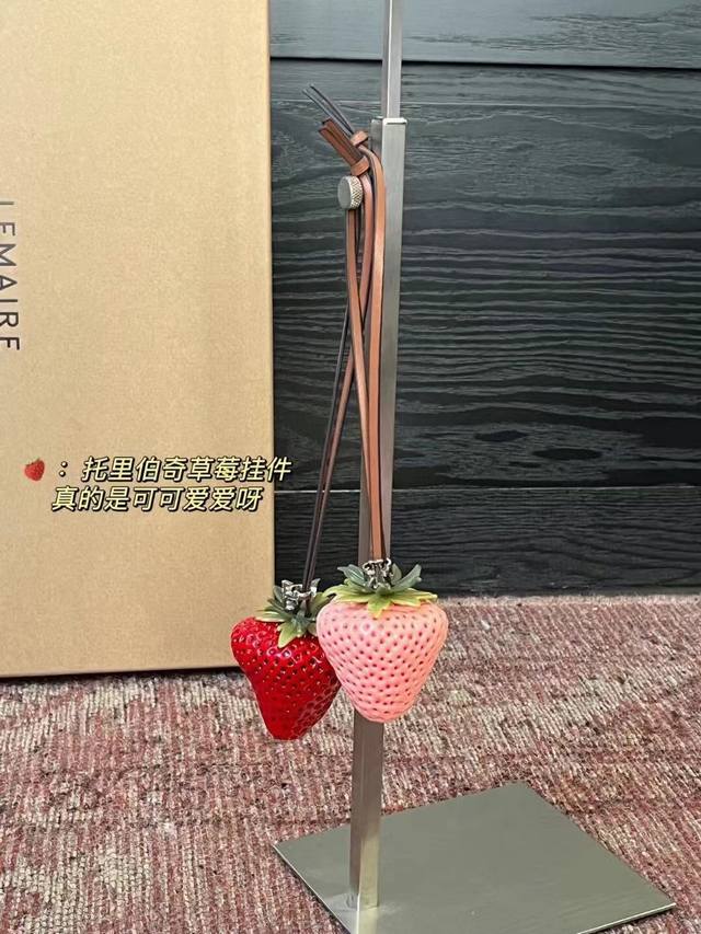 Matching information Tb's new strawberry cute bag! Is this going for the cute ro