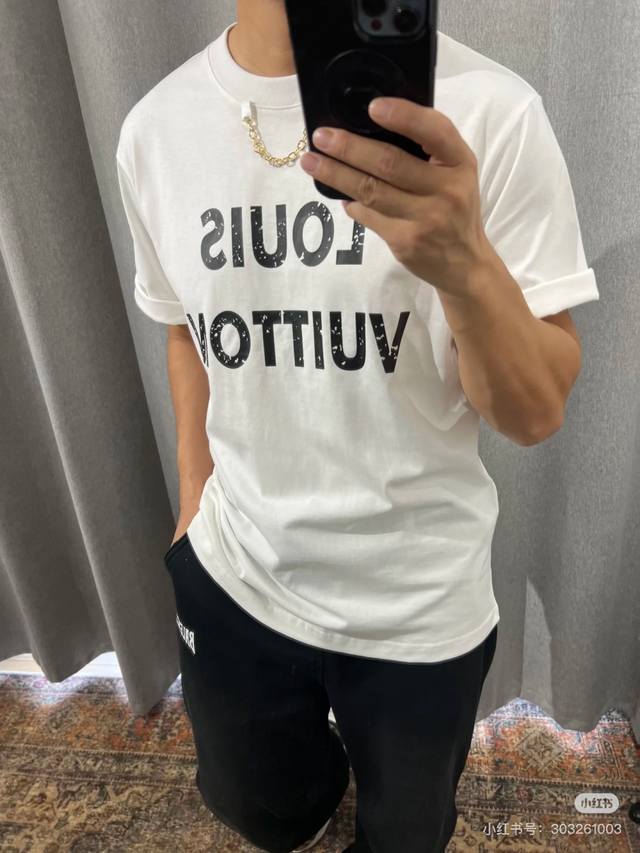 Lv necklace worn letters round neck short sleeves 15 Louisvuitton official websi
