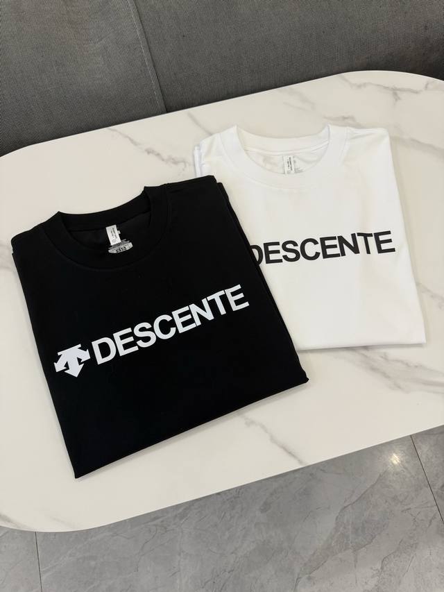 Descente Tough series letter round neck short-sleeved T-shirt - This model uses