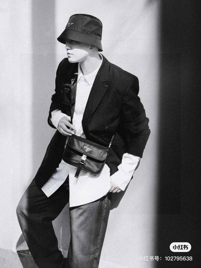 Prada 2-in-1 camera bag Looks great on boys! It is not an exaggeration to say th