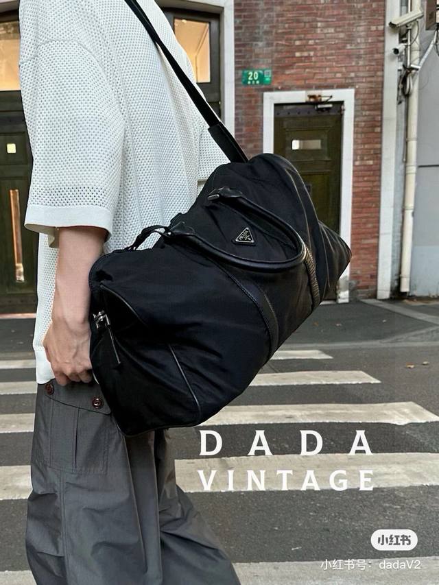 Prada travel bag Prada travel bag, take you to pursue the beauty of the world Pr