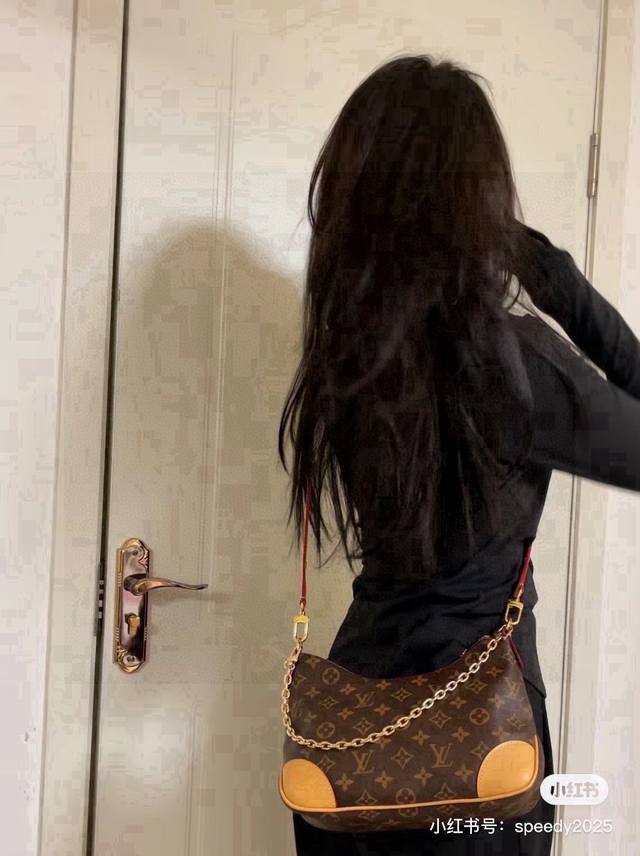 Lv Boulogne Croissant Bag This Boulogne handbag adopts the classic Monogram canv