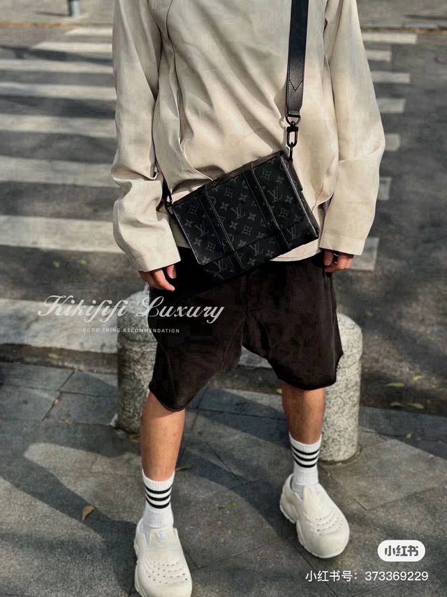 Lv Trunk black flower messenger bag The style is fashionable, can be worn on one