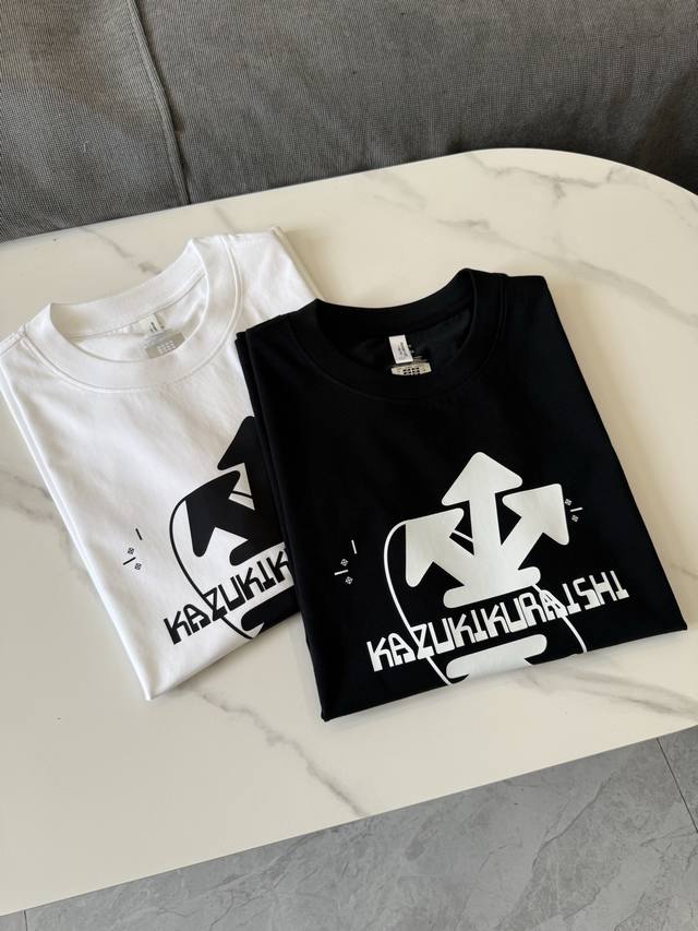 Sizes S to 3Xl Descente's classic basic style short-sleeved T-shirt with a big l