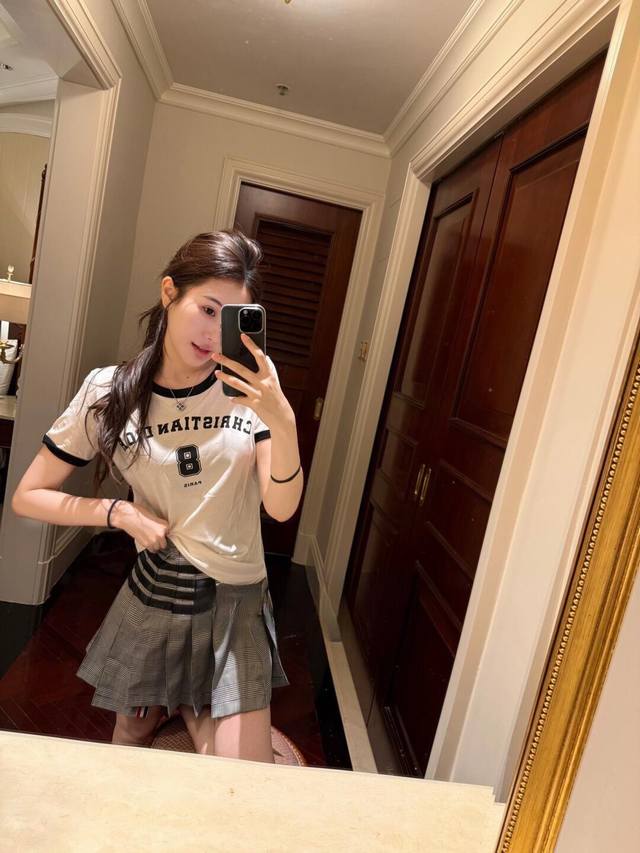 New arrival Home Simple White Lucky 8 T-shirt with Gray Pleated Skirt Super simp