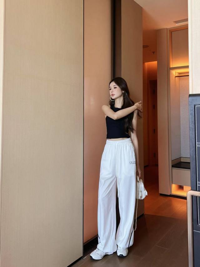 New arrival Prada 25Ss new elastic waist drawstring trousers Easy to put on and
