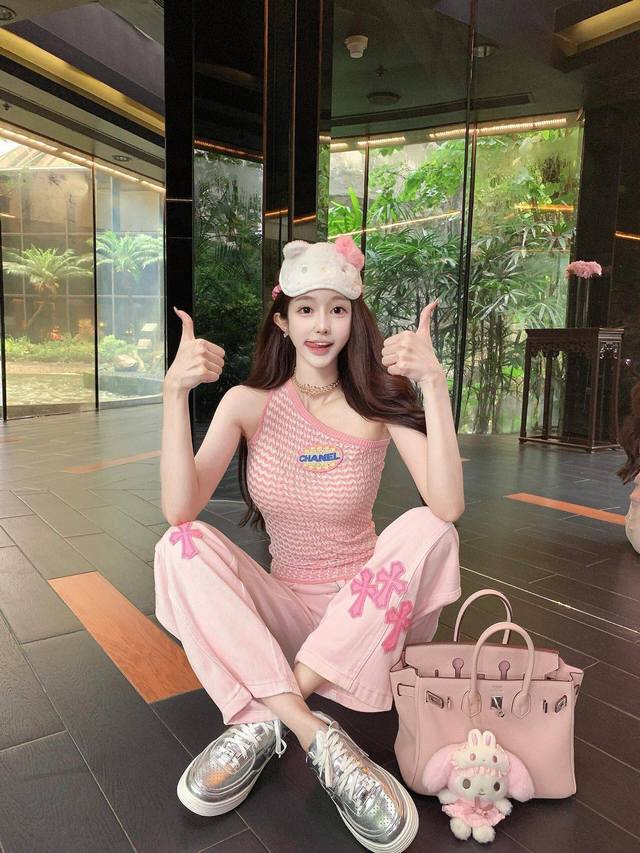 New pants Chanel off-shoulder hottie Tee~. Crocs sweet pink jeans Cute and sexy