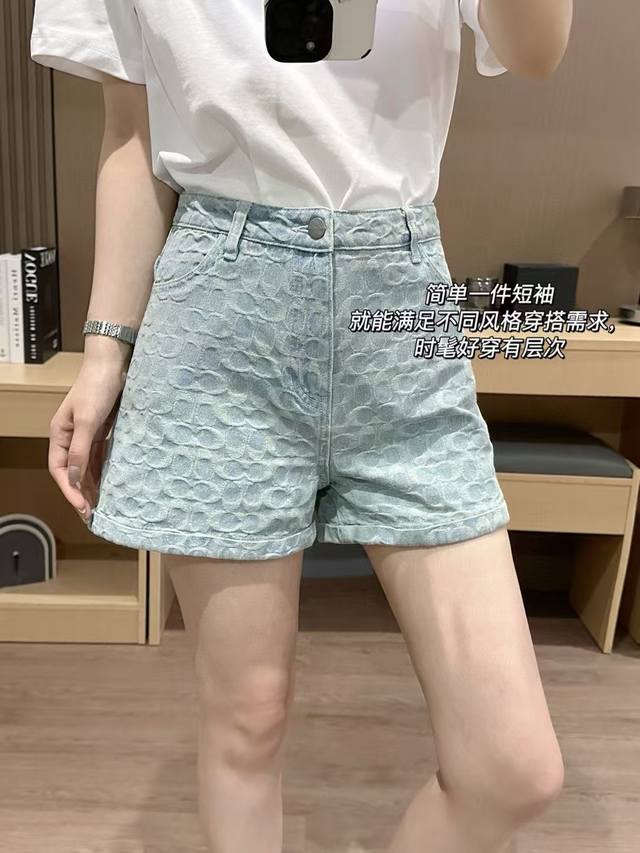 The hip york line and double pockets visually have the effect of lifting the hip