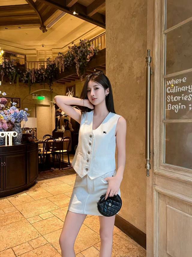 Burberry Bbr Warhorse Embroidered Vest Short Skirt Suit Style No.: 25670706301 C