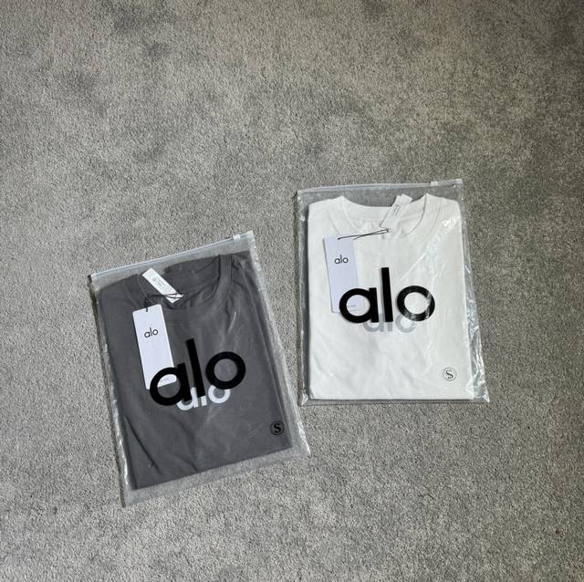 Alo's new Oversize reflective loose couple short-sleeved shirt is a collision of